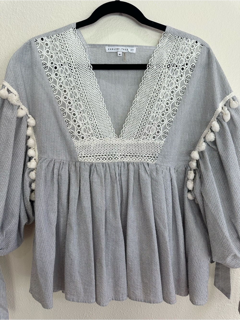 Light Gray Lace-Trim Peasant Blouse w/ pompom trim puff tie sleeve Size Medium - Picture 2 of 13